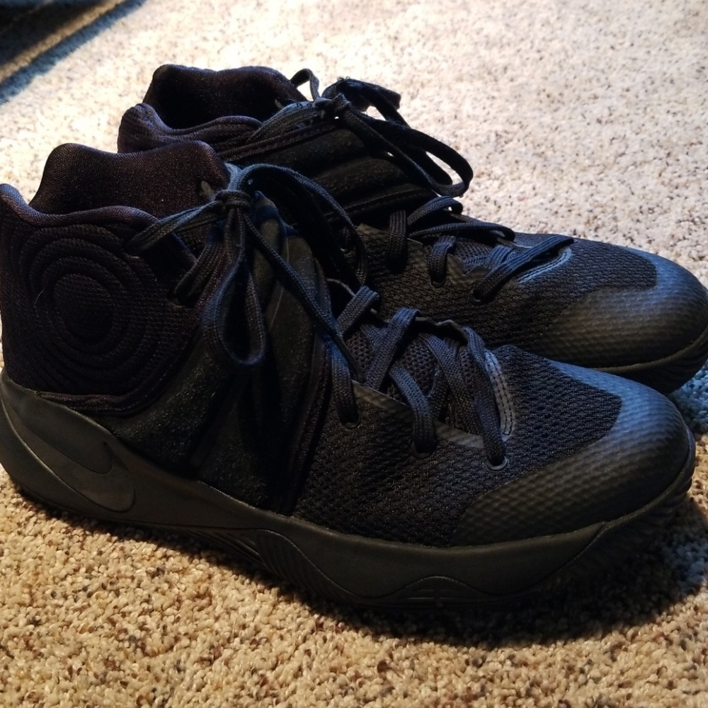 Kyrie 2 triple black used